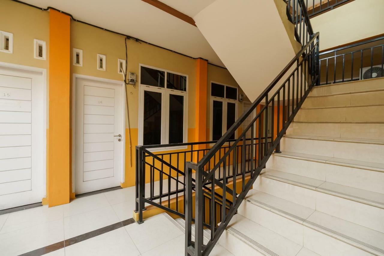 Hotel Reddoorz Syariah Near Rs Pirngadi Medan Exterior foto