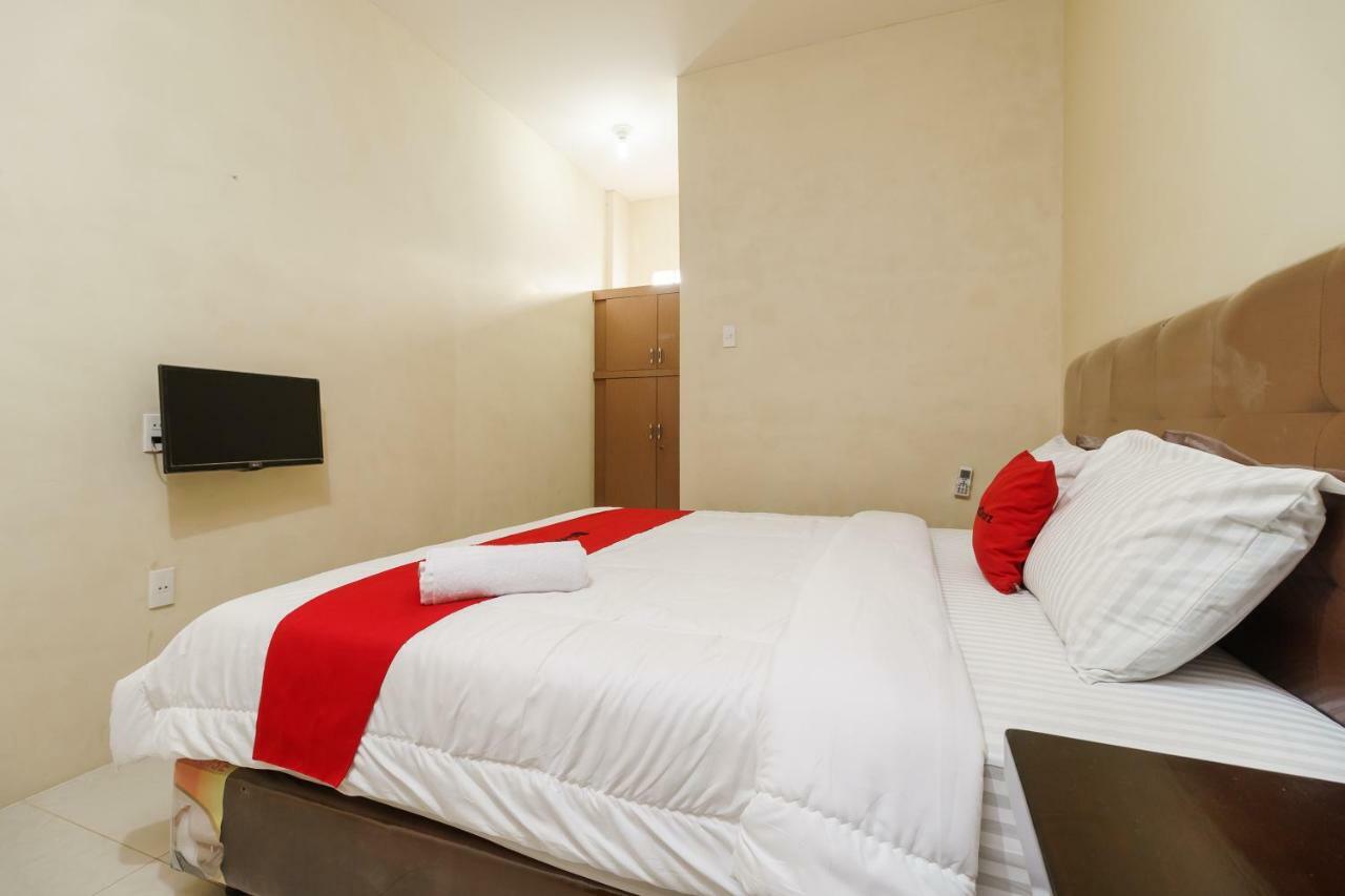 Hotel Reddoorz Syariah Near Rs Pirngadi Medan Exterior foto